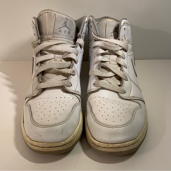 🐺 AIR JORDAN 1 MID WHITE & WOLF GREY GRADE SCHOOL SHOES SIZE 6Y SNEAKERS 🐺 - Picture 3 of 7